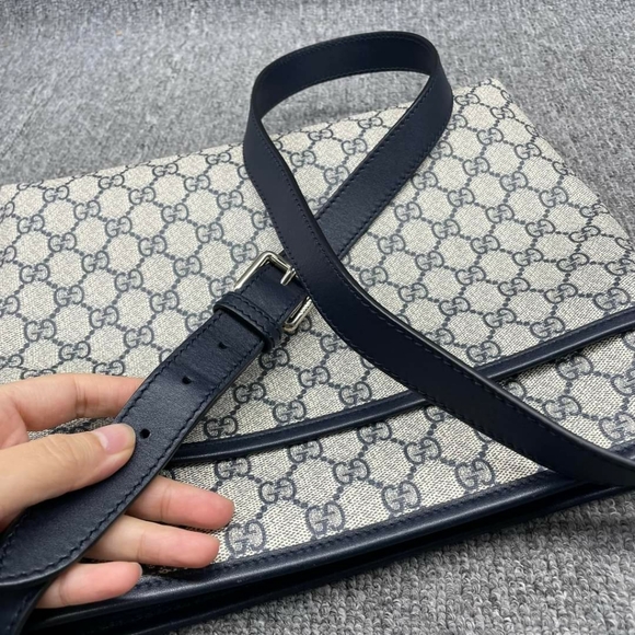 100% Authentic Gucci Leather Messenger Crossbody 450-102024 - Picture 7 of 16